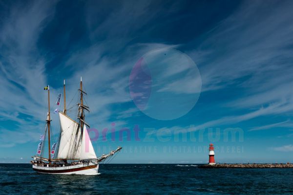 Segelschiff bei der Einfahrt nach Warnemünde